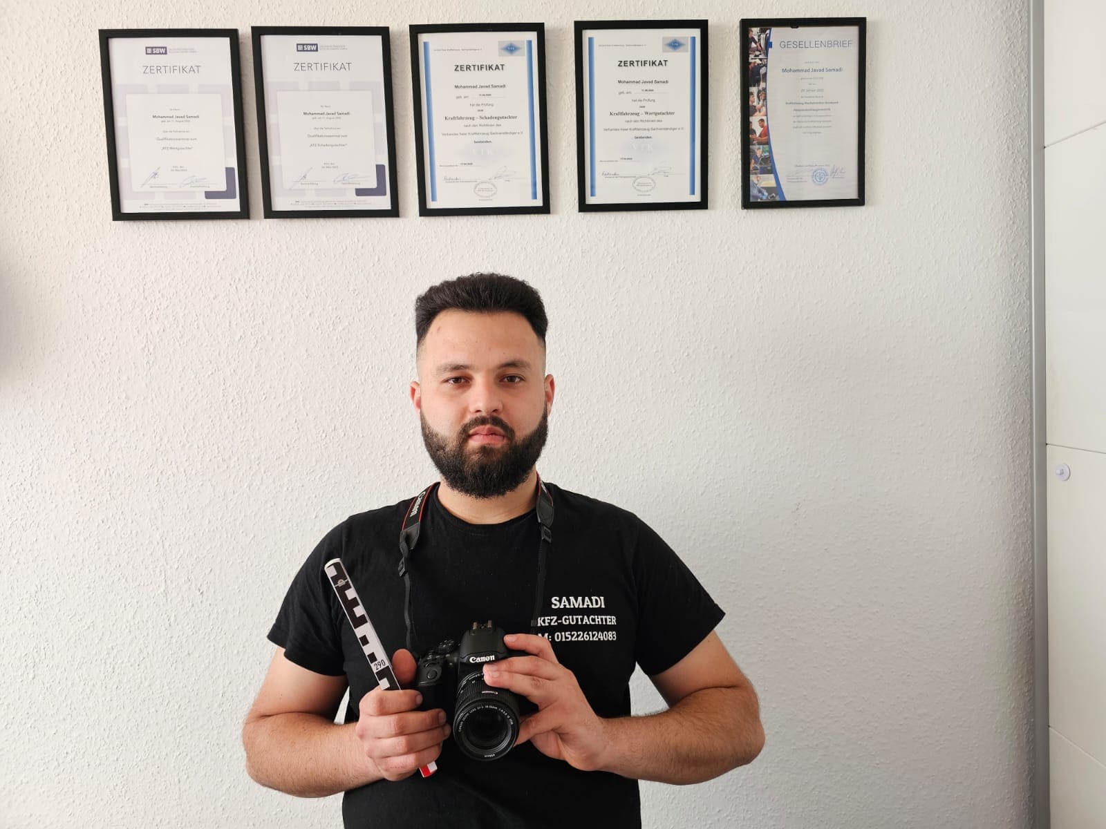 Mohammad Javad Samadi – KFZ-Sachverständiger mit Zertifikaten und Kamera